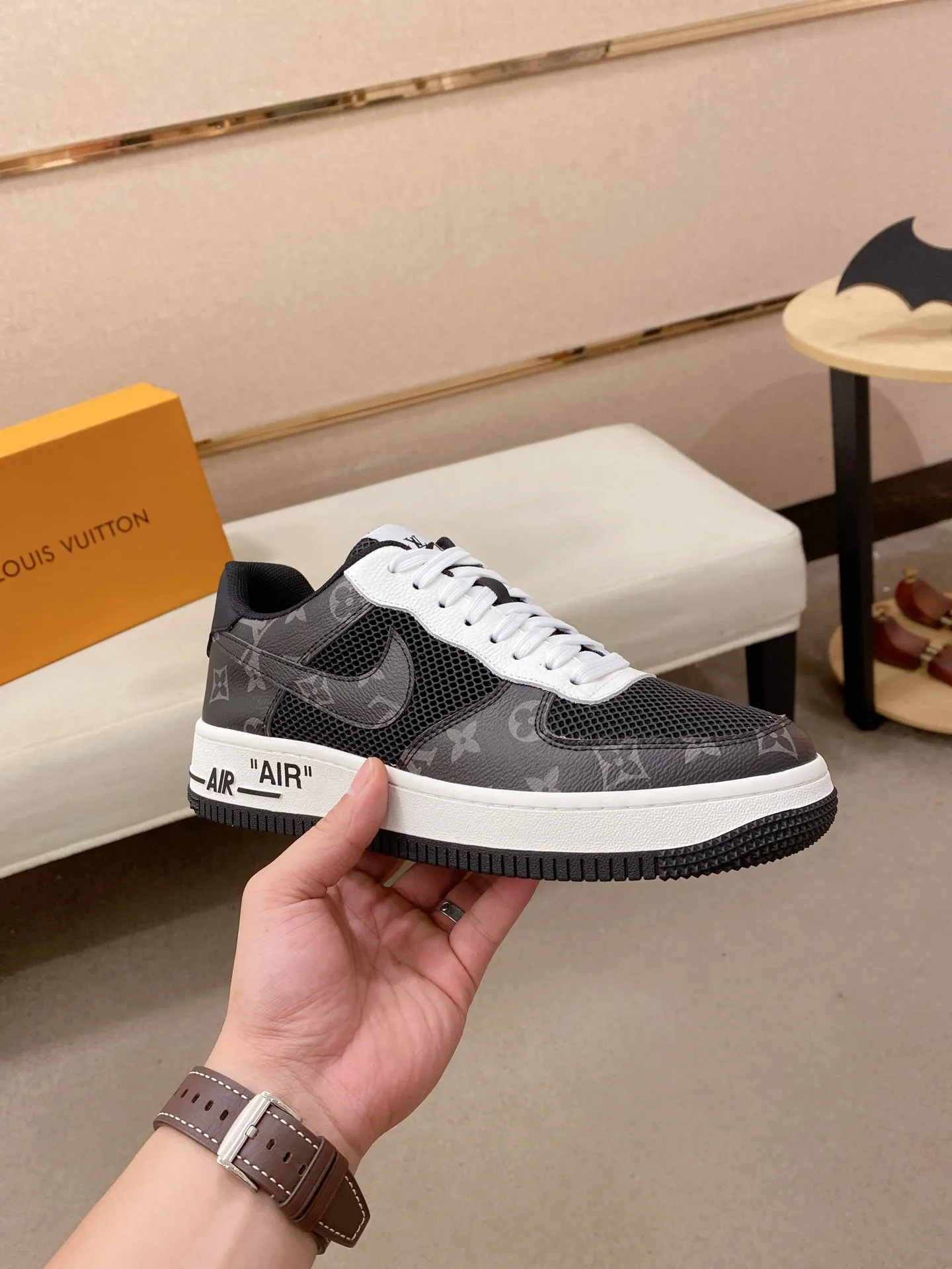 Men's shoes💰 440💰Louis Vuitton (Louis Vuitton/LV) top 🔍🔍 new models are on sale at the same time, the upper 🇮🇹 imported Italian first-layer cowhide, fully imported mesh breathable lining 💪💪, completely 1⃣️compared 1⃣️Reproduction🇮🇹💪💪, ⚠Sole: The original sole is specially provided by the original factory, the exclusive movable molded sole is super comfortable, ⚠Original factory follow-up goods, 🔍🔍high quality, you can enter and leave the counter at will, welcome to compare⚠. Code number: 38-44. Can be customized for 45 non-refundable!